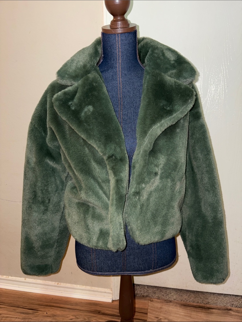 Brand New Plush Faux Fur Cropped Jacket - Olive Green by Francesca’s - Picture 2 of 5